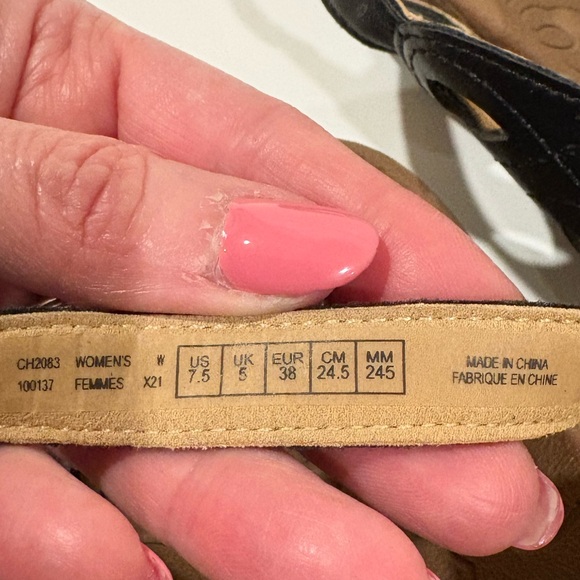 Rockport Black Thong Sandals with Intricate Cut-Out Design Size 7.5 - Picture 4 of 10